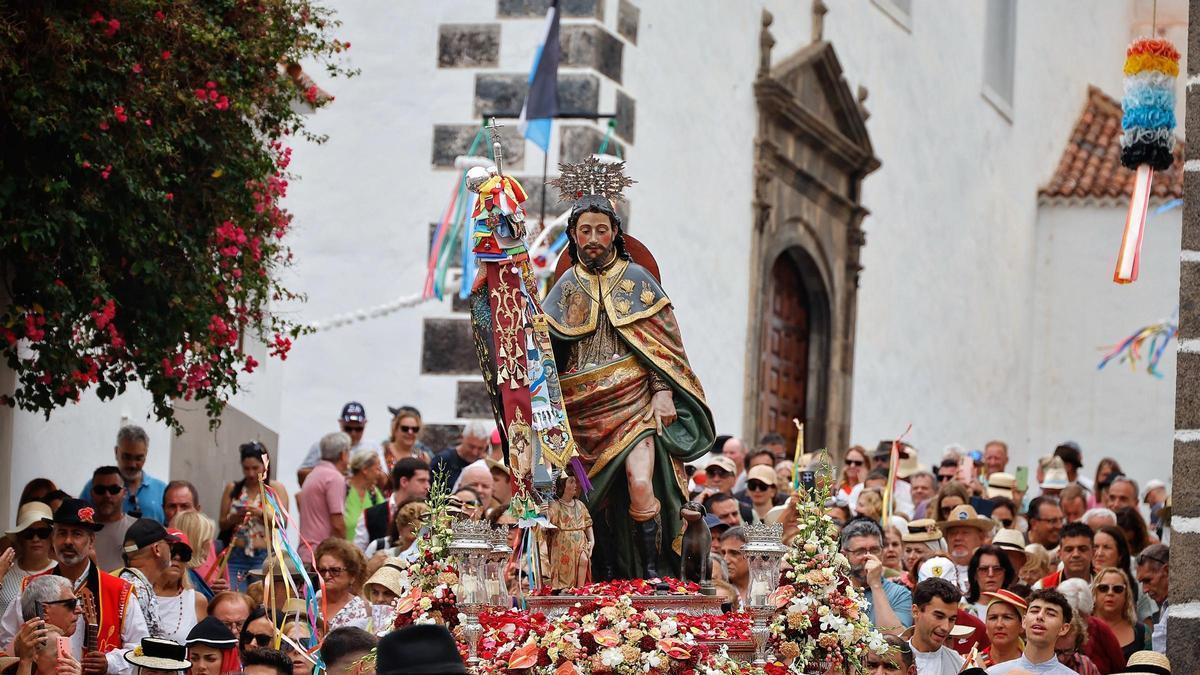 San Roque a la saida de la iglesia de Santa Ana