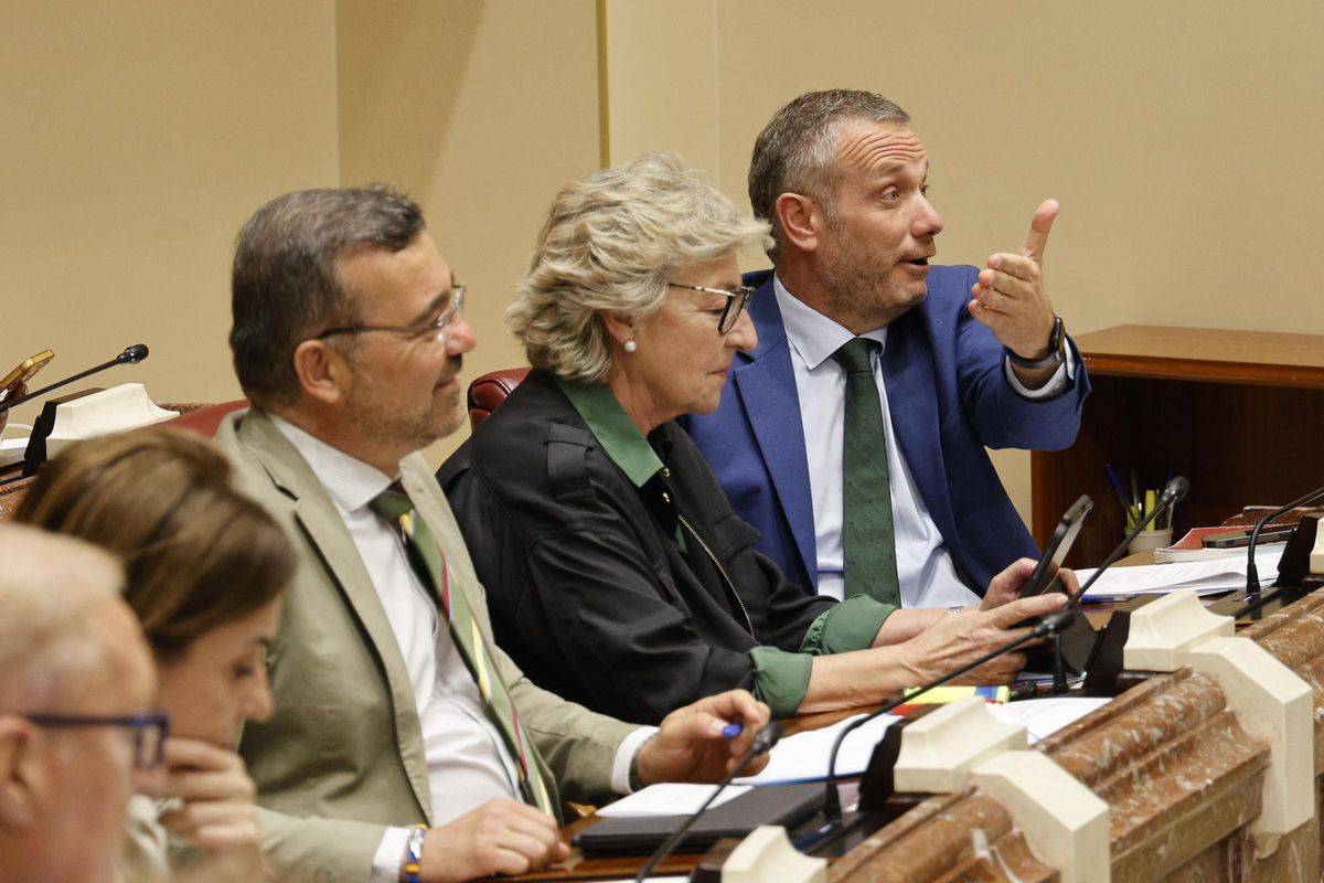 Joaquín Segado, portavoz del Grupo Popular, llama la atención sobre un diputado de la oposición.