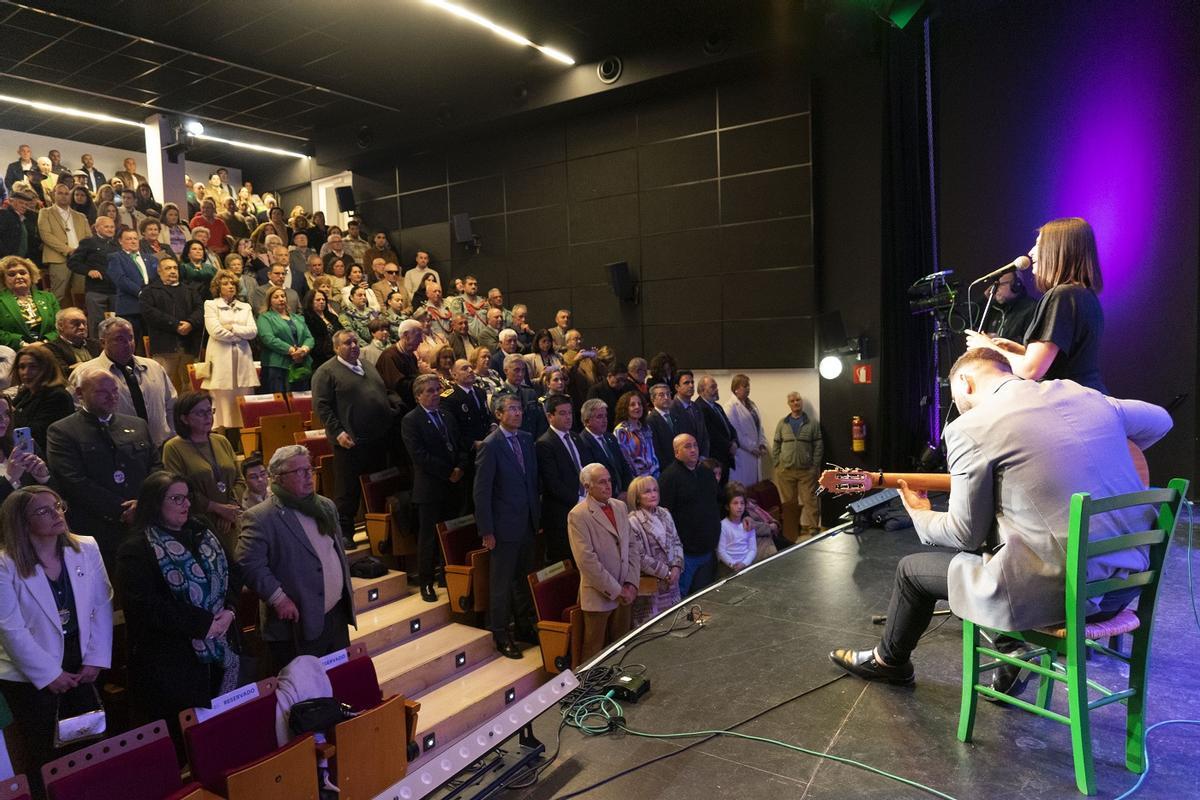 El acto en la Casa de la Cultura Blas Infante se cerró con el himno de Andalucía.