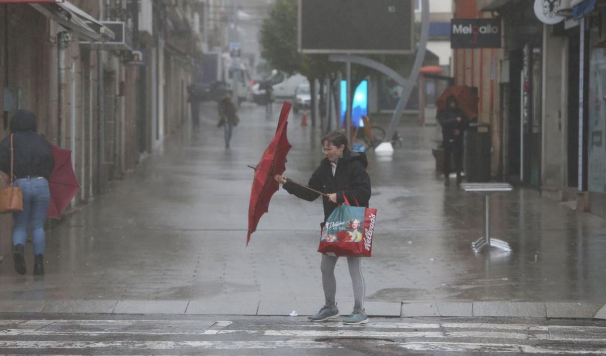 El fuerte viento dificultó el uso de paraguas.   | // SANTOS ÁLVAREZ