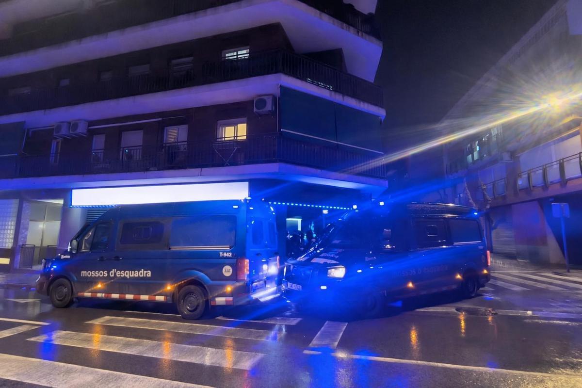 Efectius dels Mossos davnt el local d'Esparreguera on es va fer l intervenció dimecres passat
