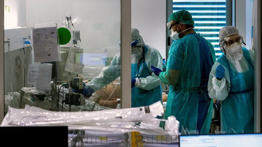 Personal mèdic aten un pacient amb Covid-19 a l&#039;hospital Germans Trias i Pujol de Badalona