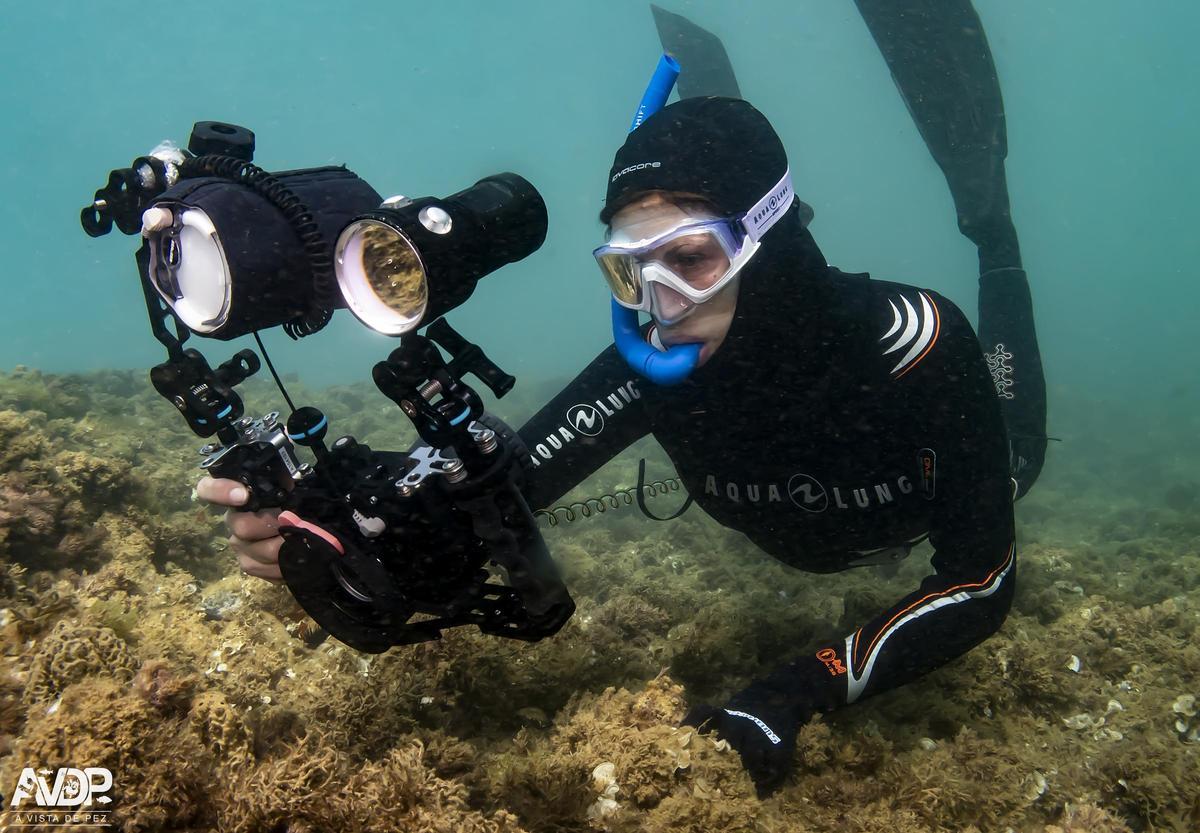 Concepción Miñano, practicando fotografía submarina.