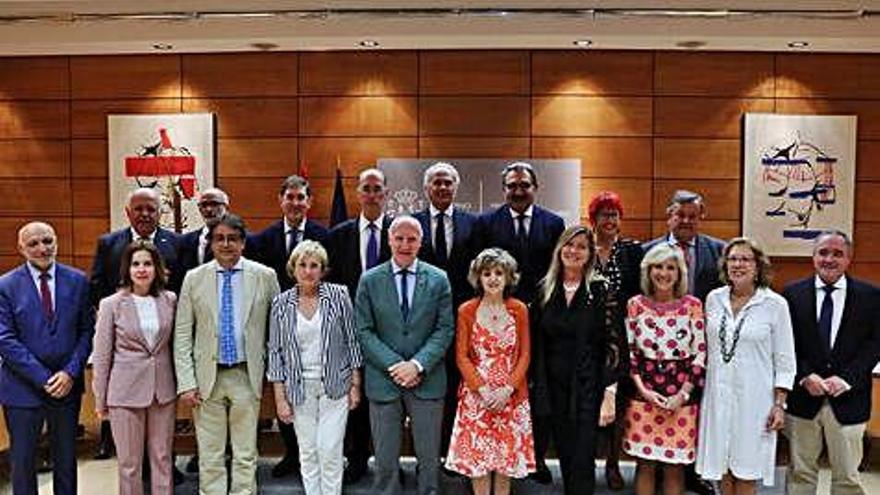 La ministra de Sanidad, con los consejeros autonómicos, antes de la reunión de ayer para analizar el brote de listeriosis.