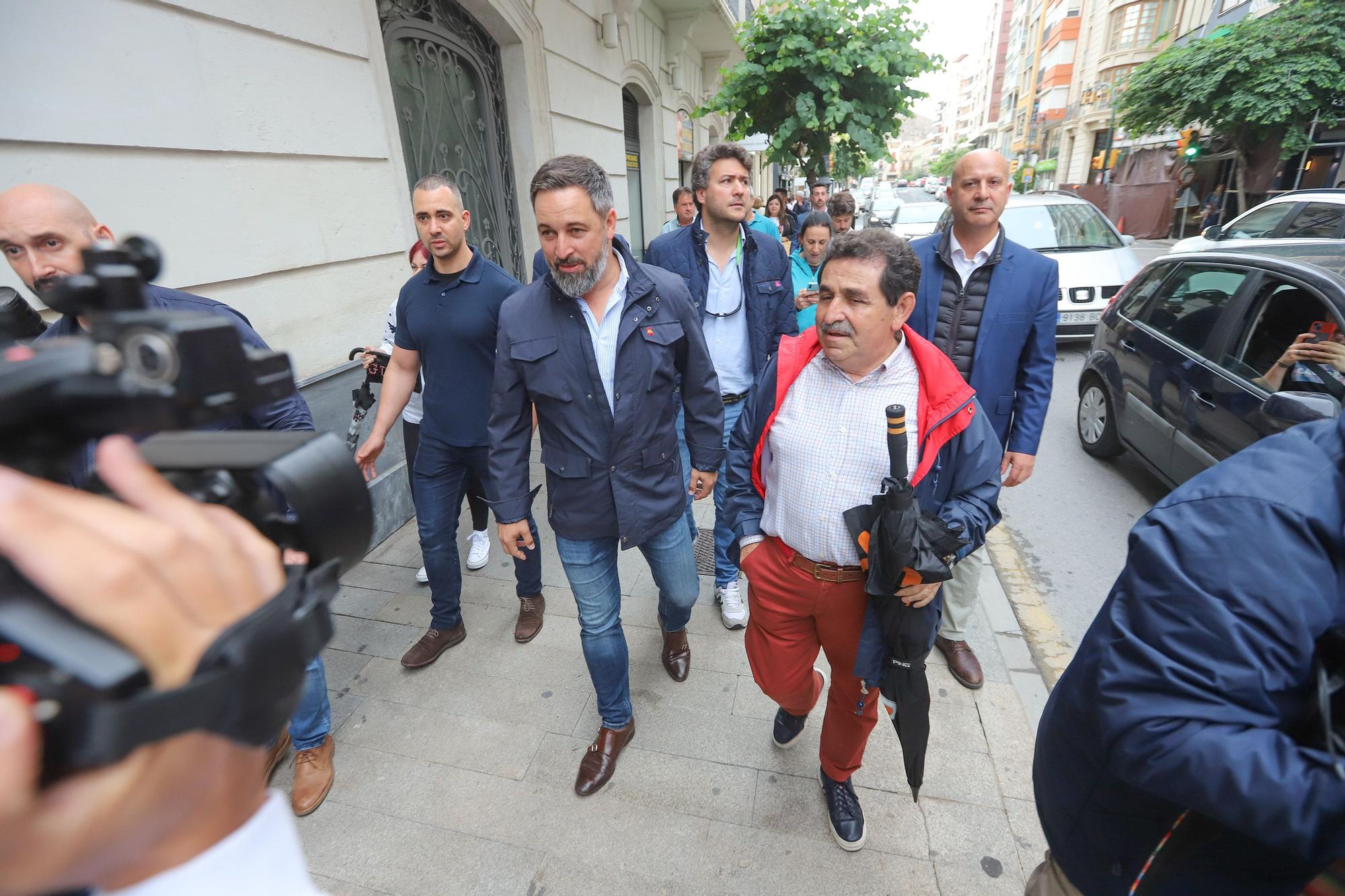 Baño de masas de Abascal en mitad de la lluvia en Orihuela