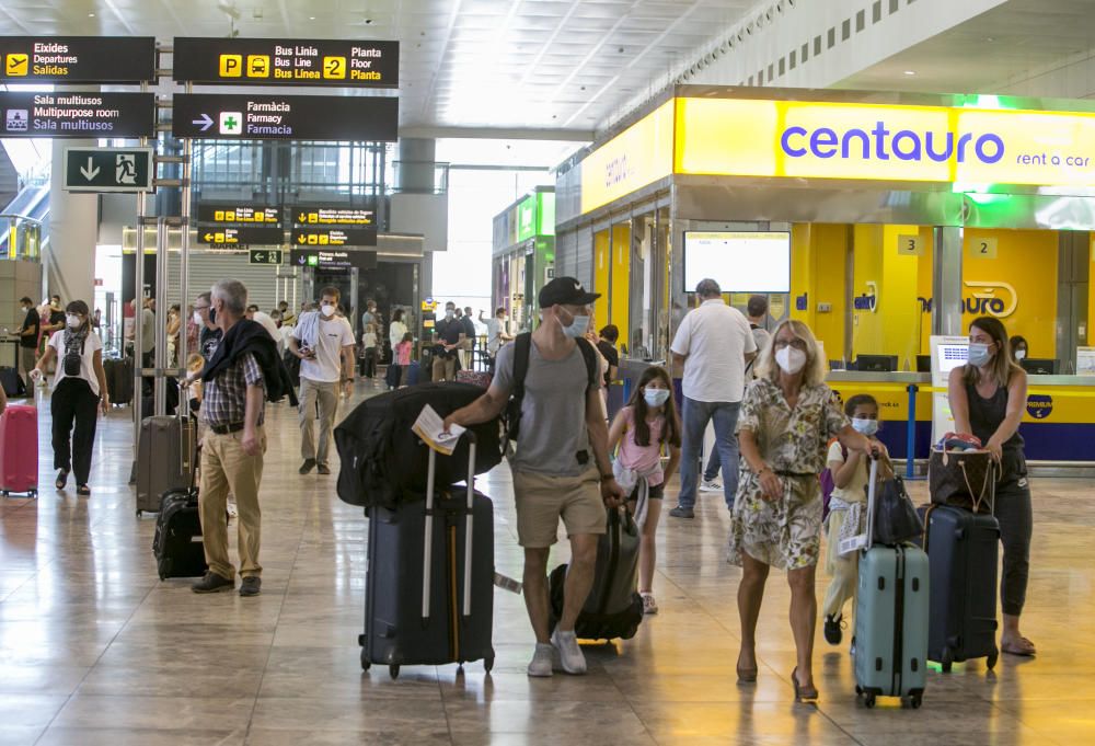 El aeropuerto estrena la temporada alta turística con 552 vuelos hasta el domingo y 60.000 pasajeros