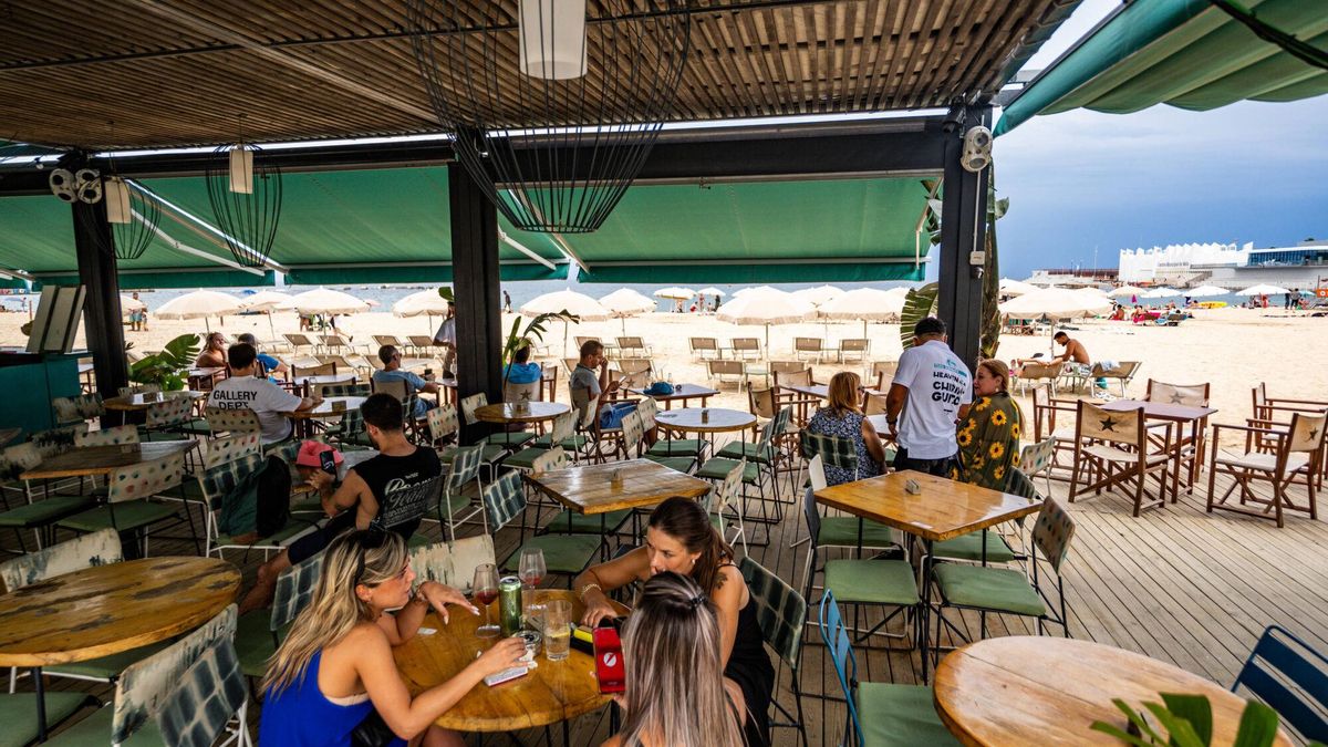 Ambiente en un chiringuito de Barcelona, el verano pasado.