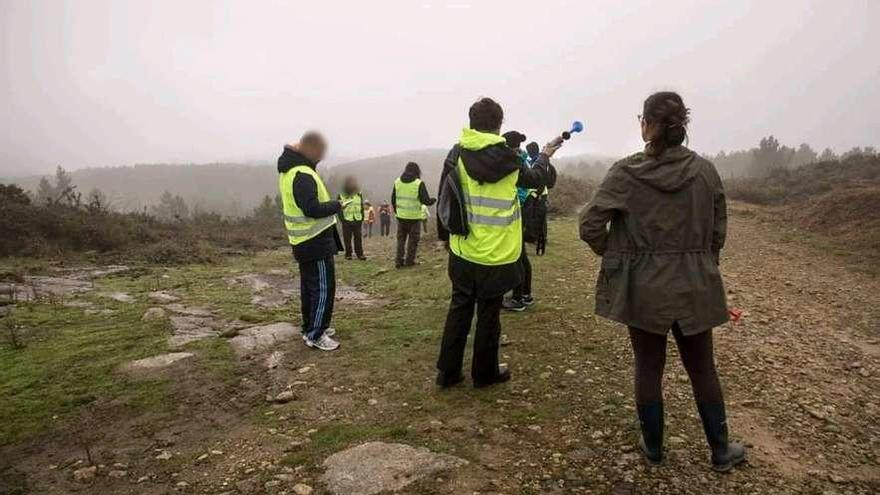 Varios de los animalistas, en el monte de Domaio, con bocinas. // Hálvora Fotografía