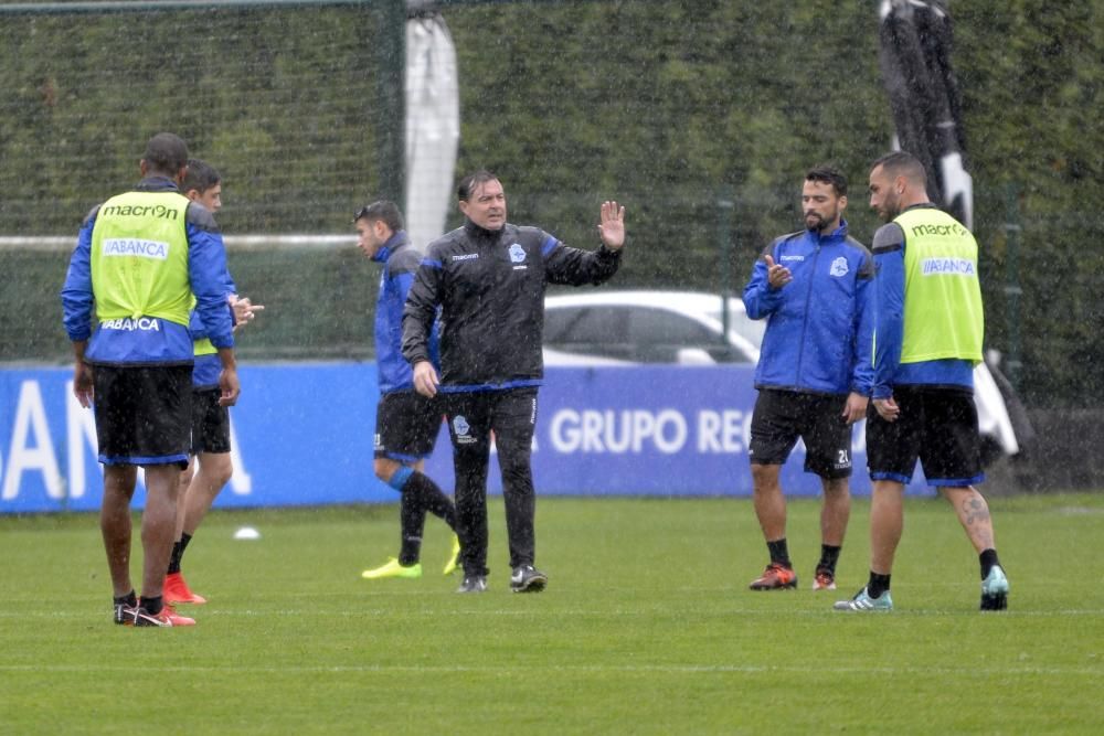 Cristóbal Parralo programó una sesión en Abegondo con ejercicios tácticos de ataque y defensa. El entrenamiento concluyó con un partido de once contra once.