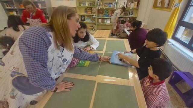 La direutora del Santiago Apóstol, Verónica Piri, con escolinos na nueva biblioteca. | D. M.