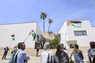 Estudiantes se manifiestan por Palestina frente al rectorado de la UA