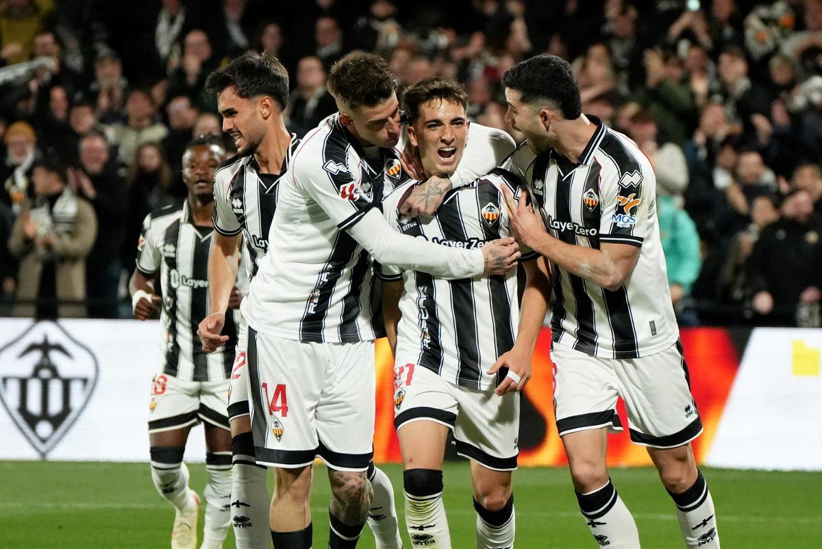 Alcázar, Raúl Sánchez, Mellot, Cipenga y Alberto felicitan a Cala tras el golazo al Dépor en la segunda parte.