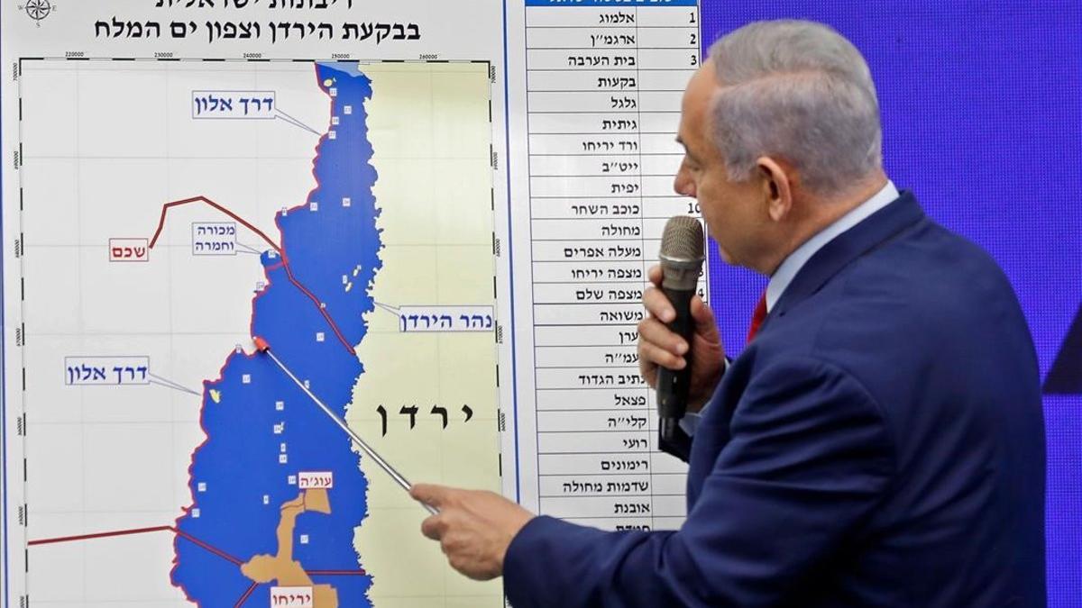 Netanyahu señala el Valle del Jordán en un mapa durante un acto de su campaña electoral.