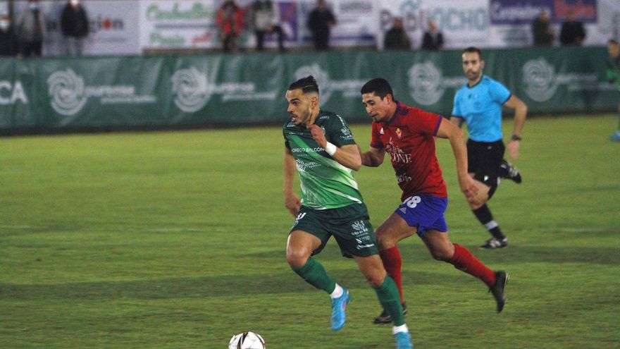 Renan Zanelli, conduciendo el esférico en Espiñedo ante el Ceares. | // IÑAKI OSORIO