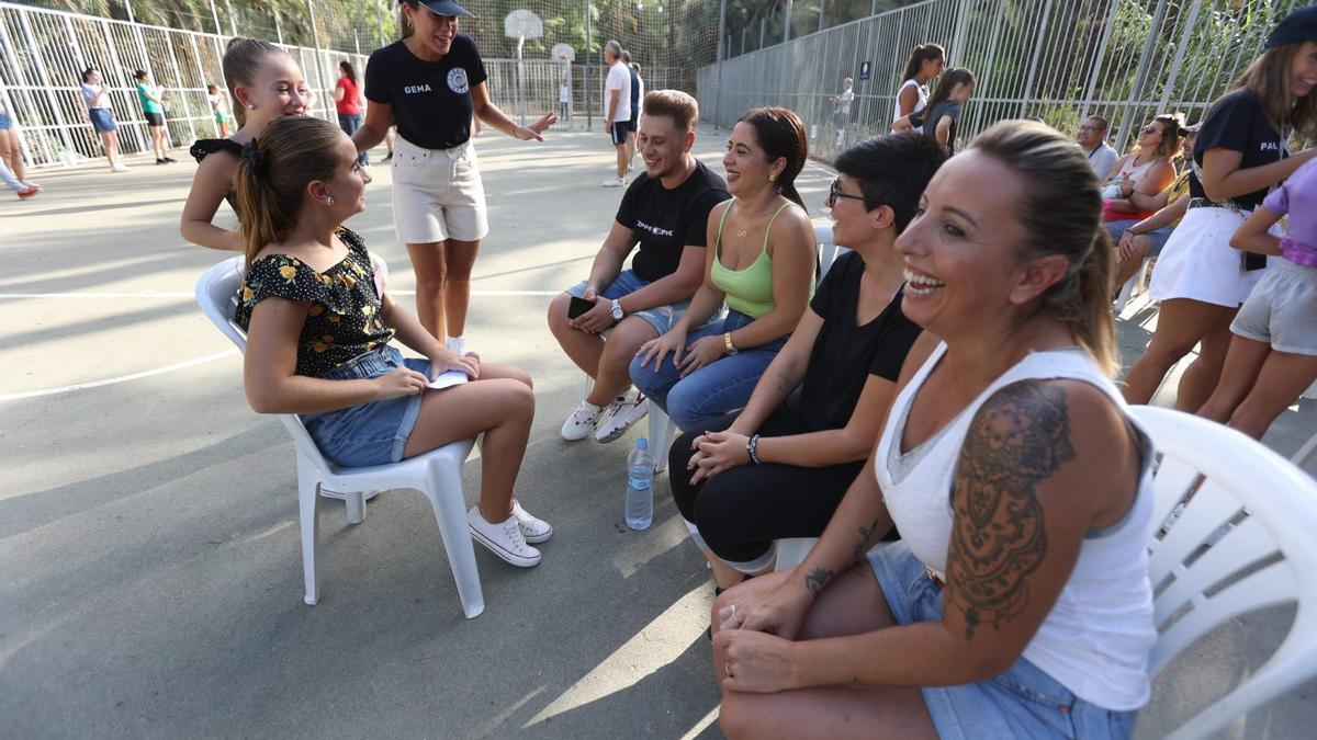 Durante la gincana las niñas y sus familias han compartido un día para conocerse.