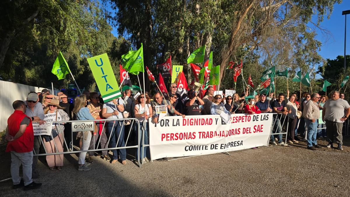 Manifestantes del SAE concentrados frente al estudio de RTVE antes del debate electoral.