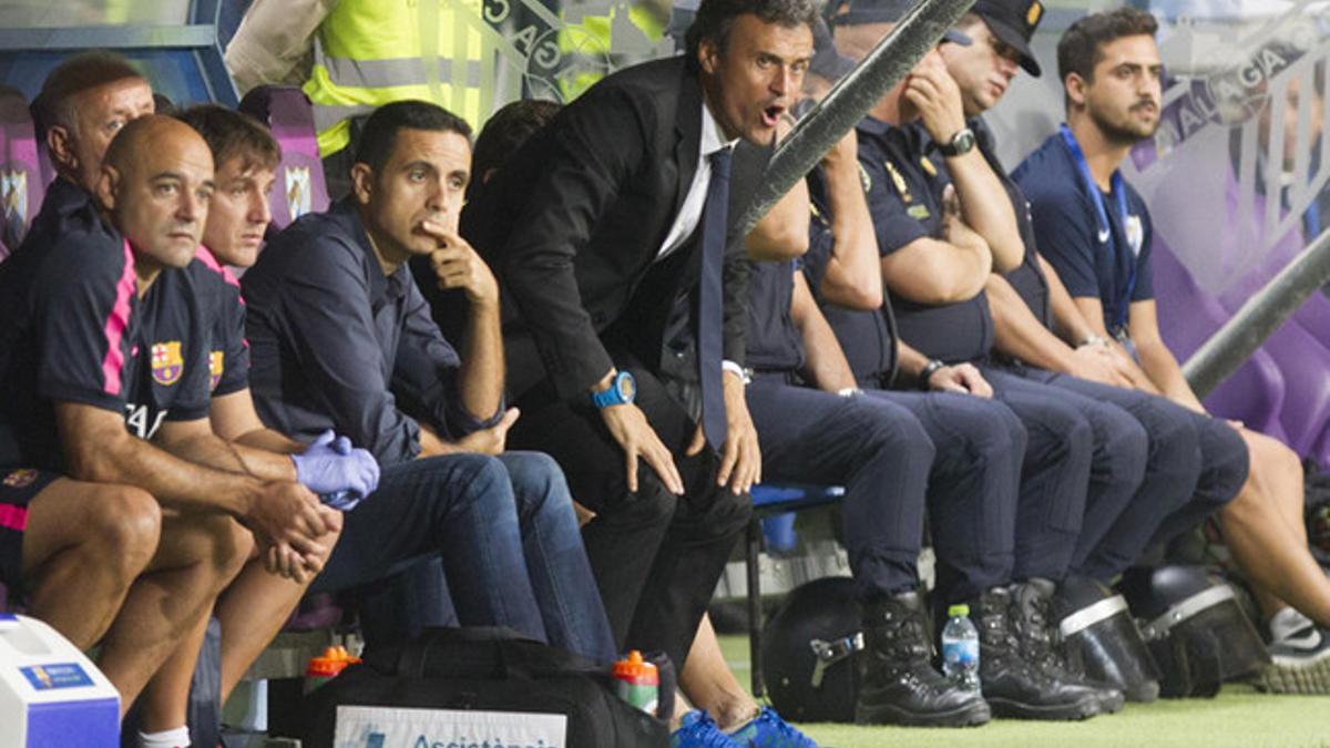 Luis Enrique Martínez, en el banquillo de La Rosaleda durante el Málaga-Barça