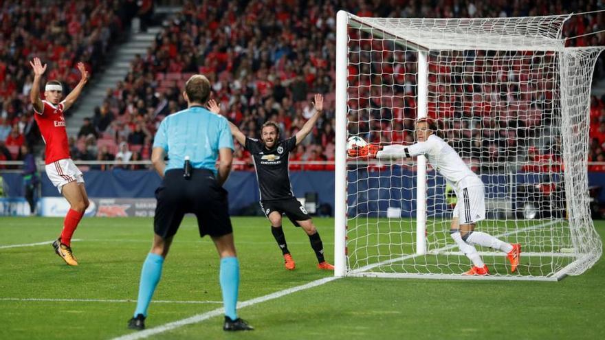 El gol más absurdo de la Champions se lo marcan al Benfica