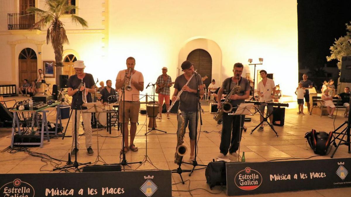 Banda completa del Jazz en la plaza el pasado sábado. | C.C.