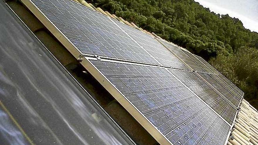 Placas fotovoltaicas en el techo de un edificio.