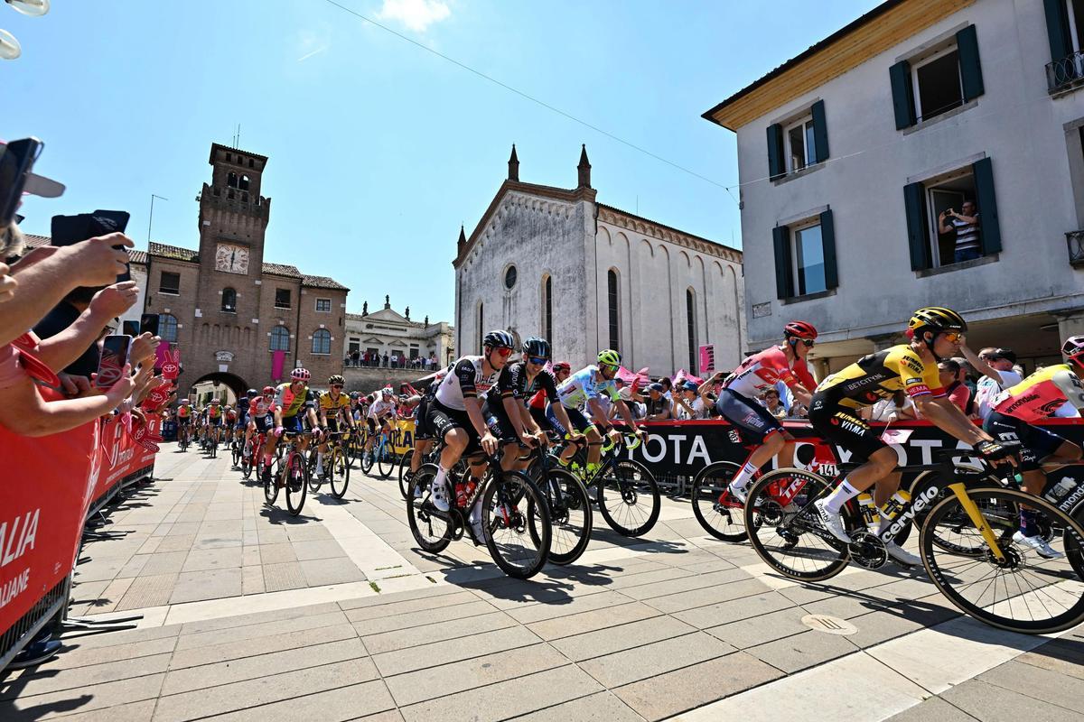 Oderzo (Italy), 25/05/2023.- The pack of cyclists get moving at the start of the 18th stage of the Giro d’Italia 2023 cycling tour over 161 km from Oderzo to Val di Zoldo, Italy, 25 May 2023. (Ciclismo, Italia) EFE/EPA/LUCA ZENNARO