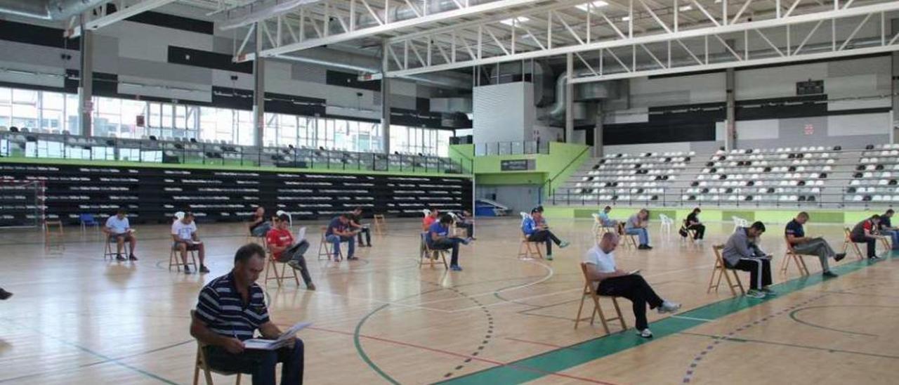 Los 26 aspirantes que concurren a la plaza convocada por el Concello, ayer, en el multiusos.