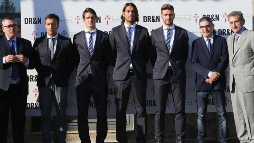 De izquierda a derecha: Ricardo Barros, Julio Novoa, Radoja, Larrivey, Sergio Gómez, Roberto do Rego y Carlos Mouriño, durante el acto de presentación de los nuevos trajes.