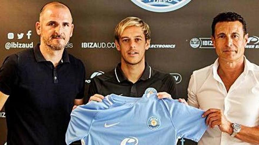 Fernando Soriano, director deportivo, Javi Lara y Amadeo Salvo, presidente de la UD Ibiza.