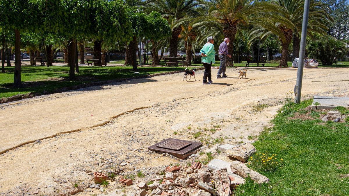 Zanjas abiertas en zonas verdes del parque Lo Morant