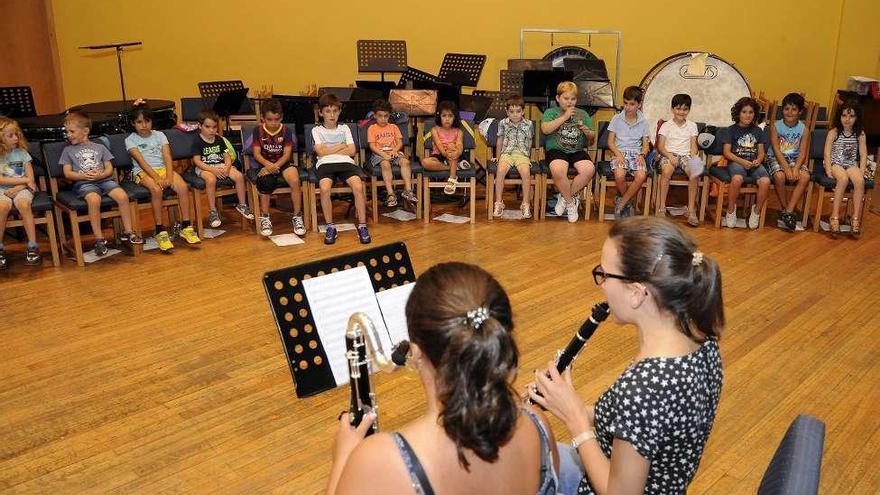 Los pequeños del campamento musical de Lalín en el auditorio. // Bernabé/Javier Lalín