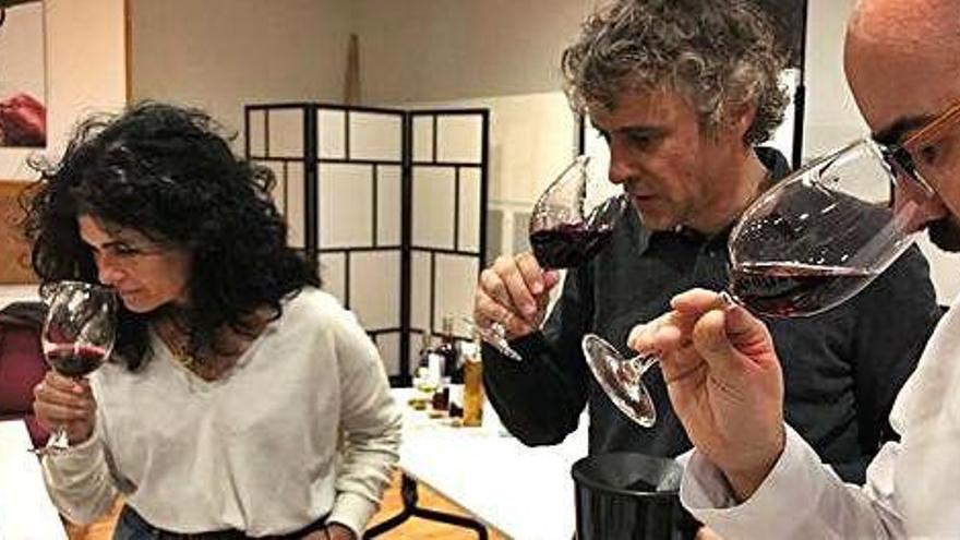 La regidora de Turisme de Navàs, Anna Rubio, l&#039;enòleg Joan Soler i el sommelier Josep Pelegrín fent la tria de vins