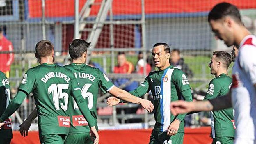 L&#039;atacant Raúl de Tomás rebent les felicitaicons dels seus companys després del seu gol.