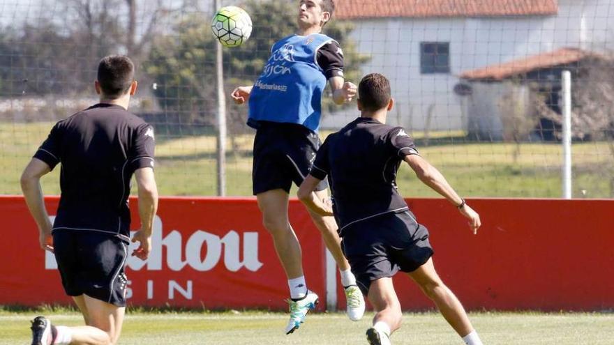 Luis Hernández controla un balón con el pecho en presencia de Rachid y Sergio.