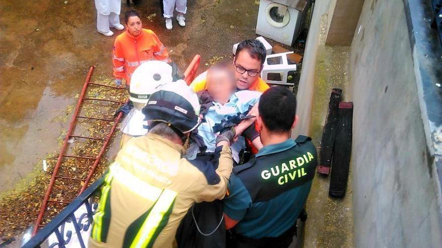 Rescatado tras quedar clavado en una valla