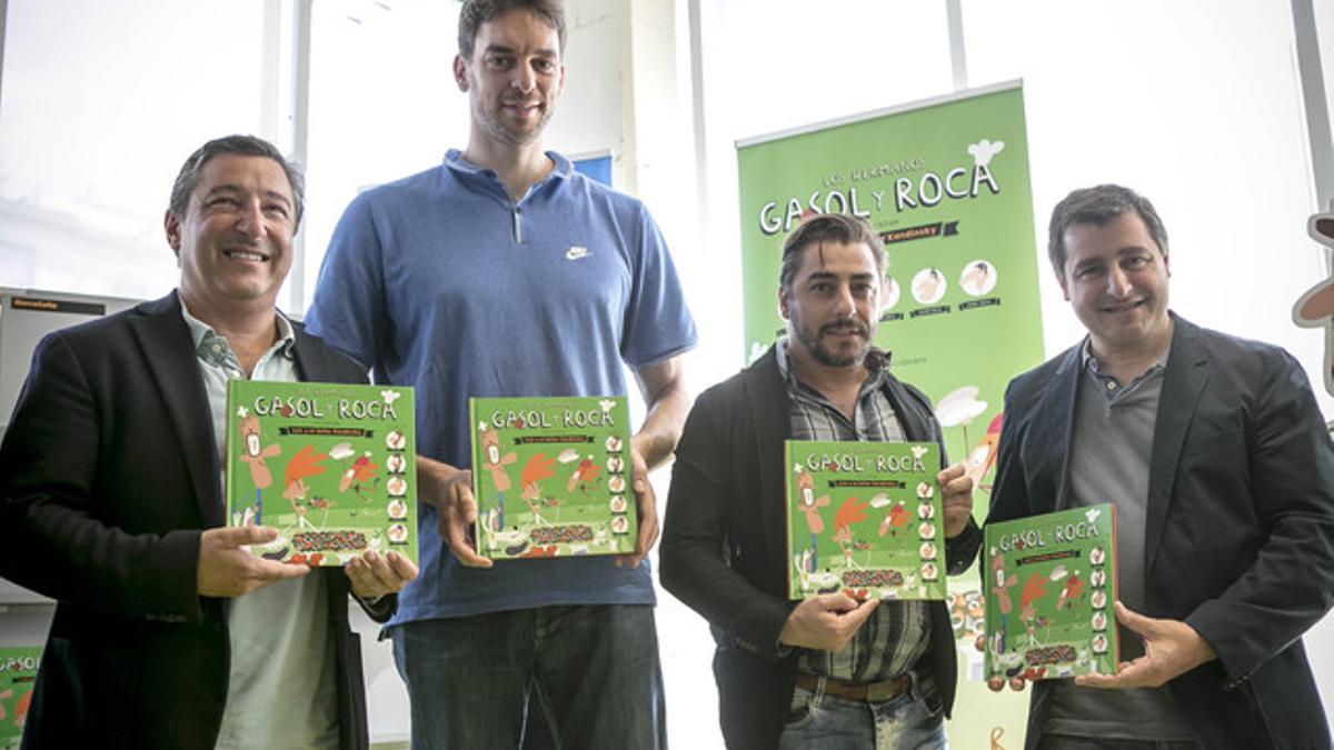 Pau Gasol, con los hermanos Roca, en la presentación del libro de vida sana.