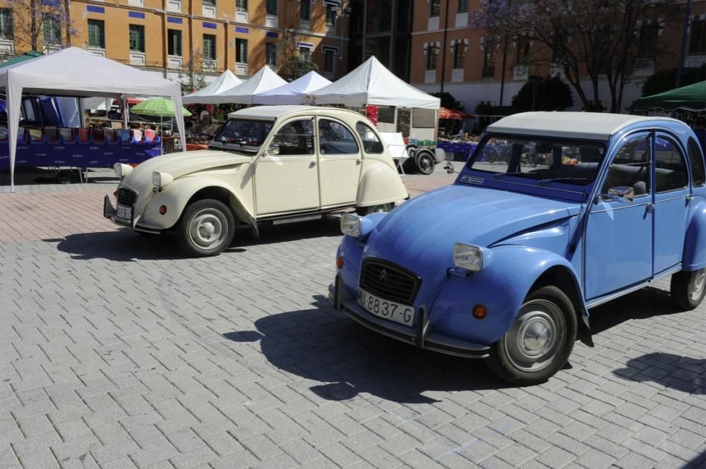 Lo coches antiguos conquistan  el Cuartel de Artillería