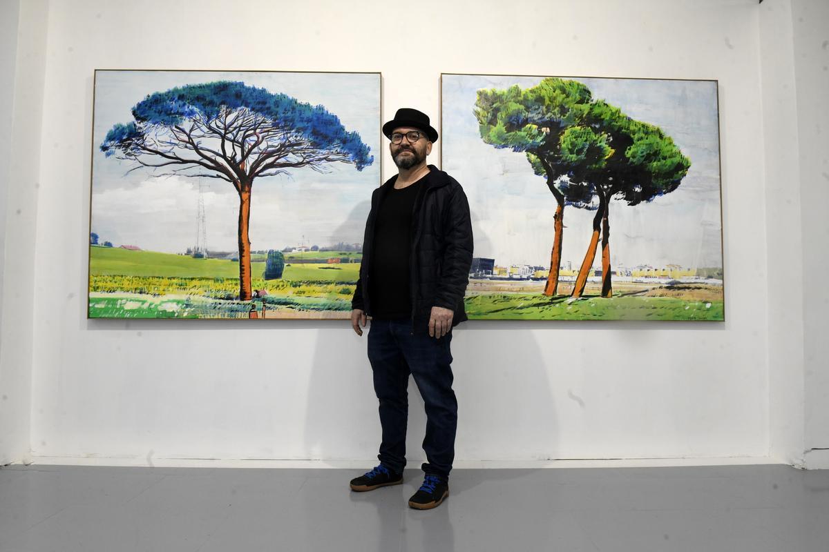 Manuel Pérez, junto a dos de sus obras