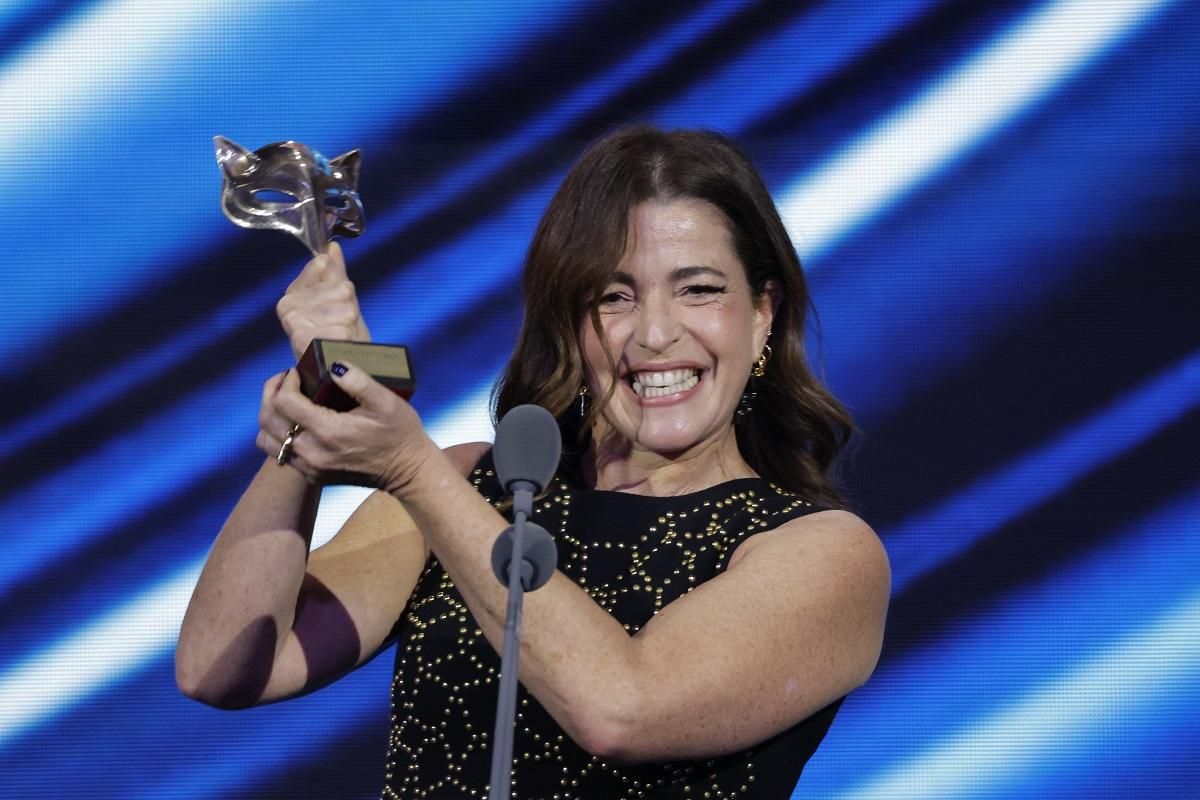 Nora Navas con el Premio Feroz a mejor actriz de reparto de una serie.jpg