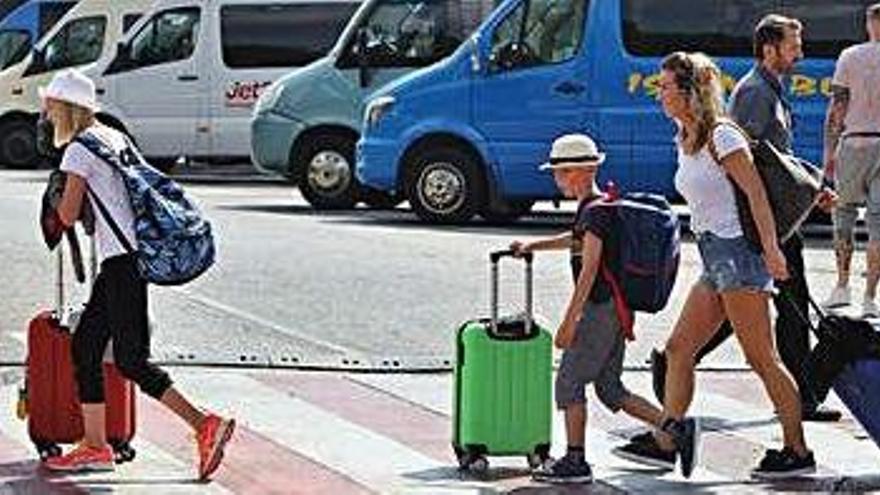 Turistas en el aeropuerto de Ibiza.