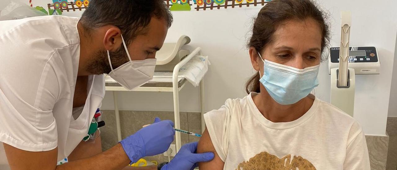 Una paciente se vacuna contra la Covid-19, hoy, en el centro de salud de Tinajo, en Lanzarote.