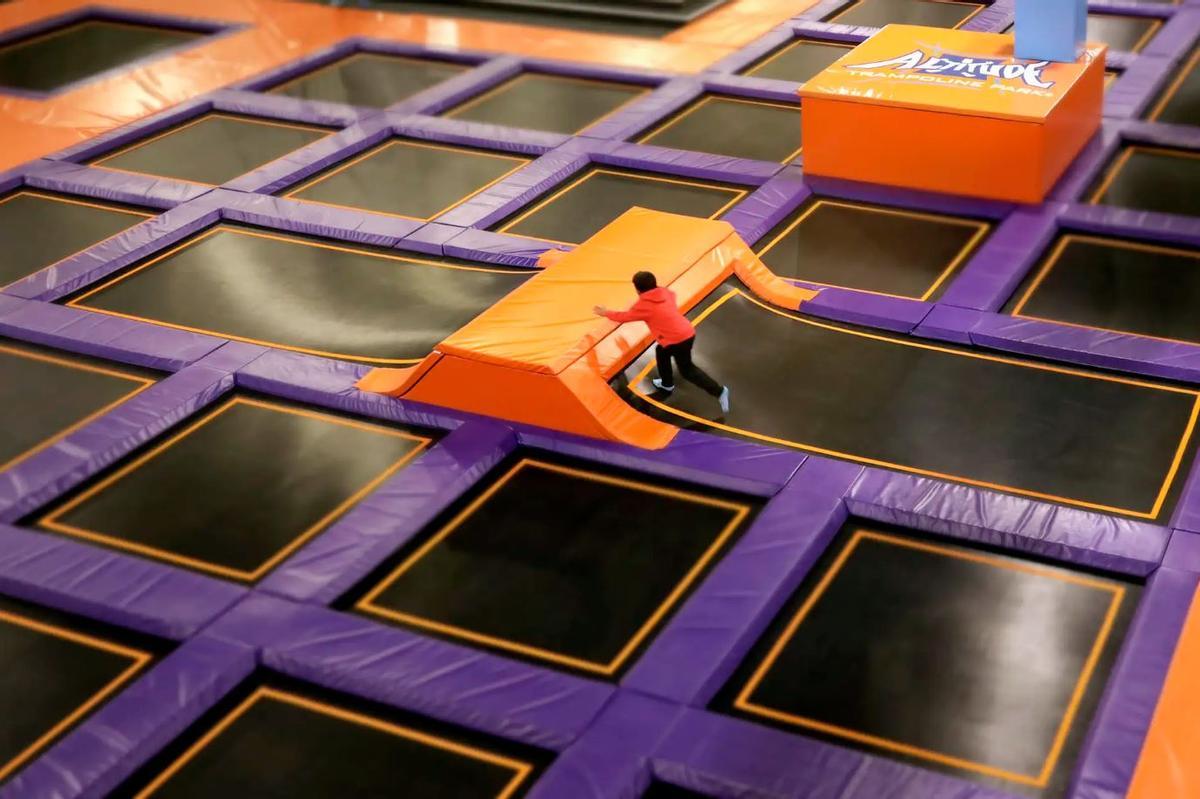 Así es Altitude Trampoline Park, el parque atracciones de Málaga que reabre sus puertas con 4.000 metros cuadrados con camas elásticas, minigolf y trampolines