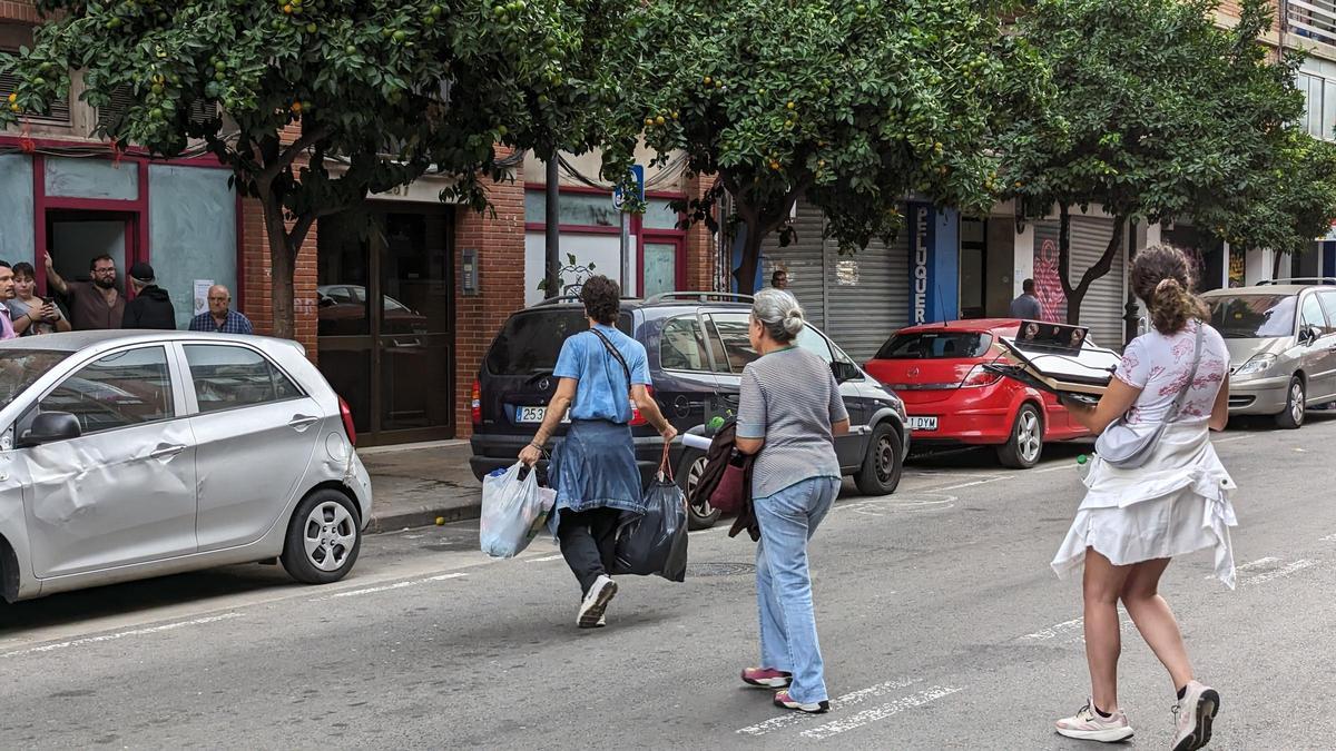 Activistas del Sindicato de Vivienda de Valencia se llevan las pertenencias de la casa de Mónica.