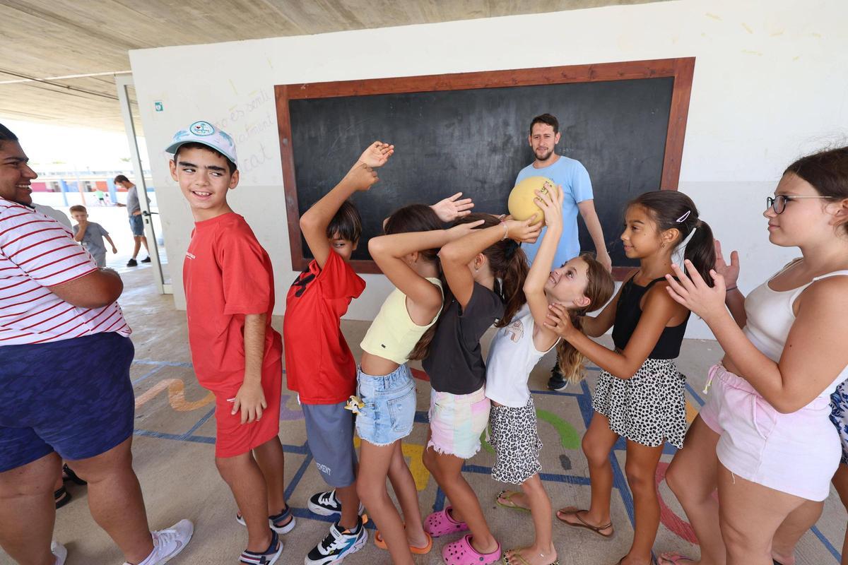 Aquí están todas las fotos de la convivencia entre niños y usuarios del centro de día de Can Raspalls