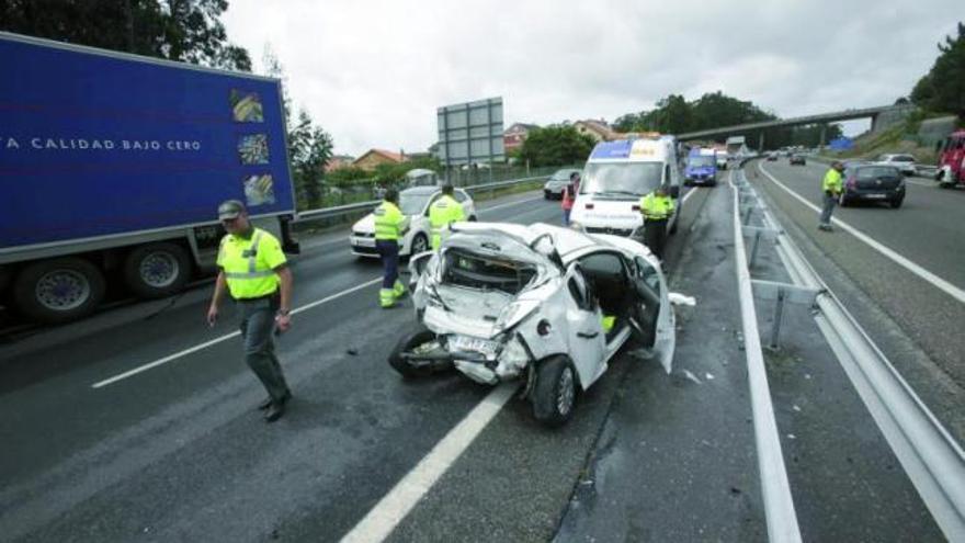 Rescatan grave a una mujer tras chocar un coche y un camión en la AP-9 en Vigo