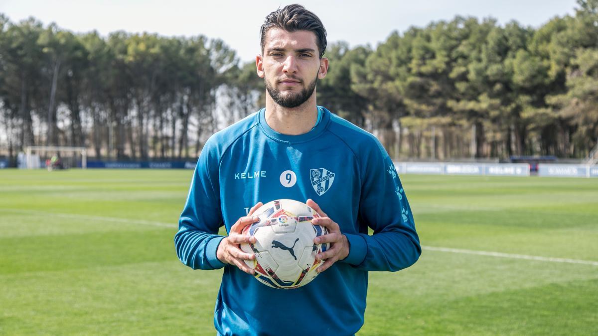 Rafa Mir posa para SPORT antes de un entrenamiento con el conjunto oscense