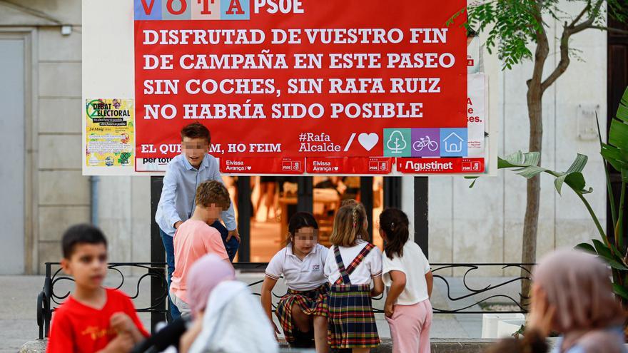 Un cartel del PSOE &#039;trolea&#039; al PP en su acto de cierre de campaña