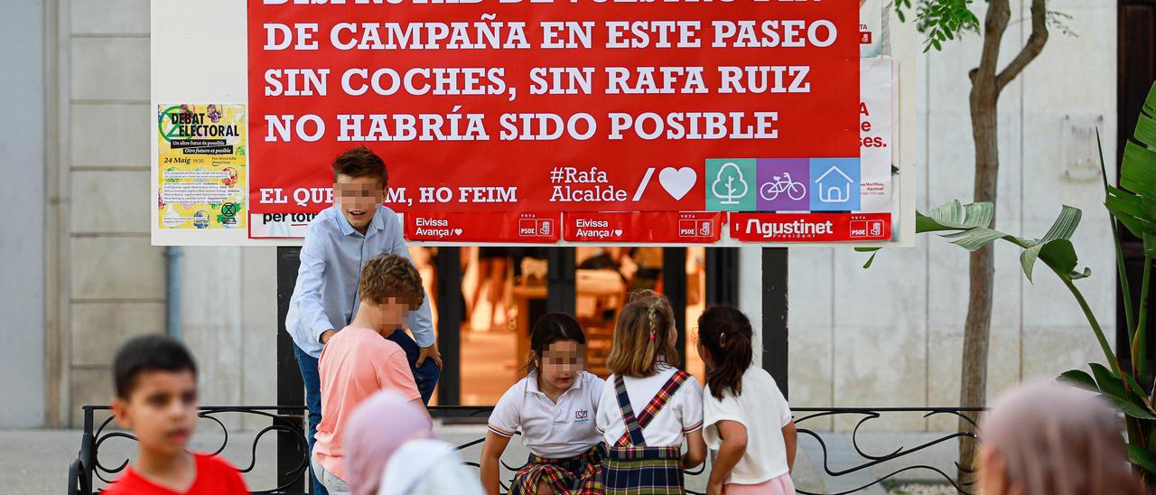 El cartel instalado minutos antes de que se celebrase el acto de cierre de campaña del PP