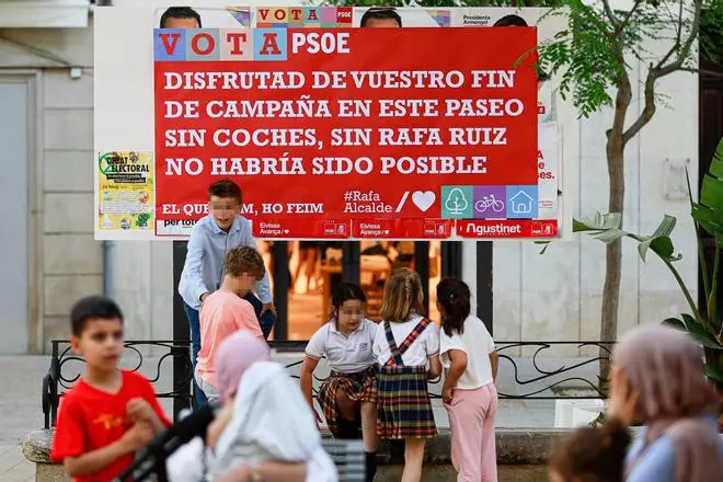 Un cartel del PSOE 'trolea' al PP en su acto de cierre de campaña
