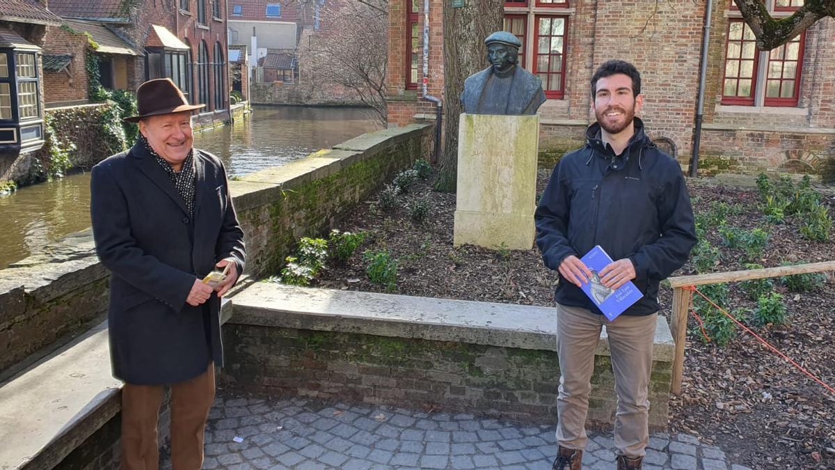 José Luis Villacañas junto al busto de Lluís Vives en Brujas.