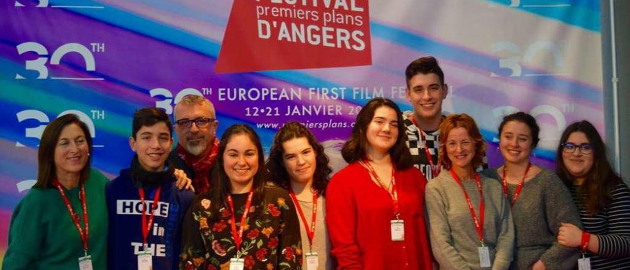 Arriba, los alumnos y los docentes ante el photocall del festival.